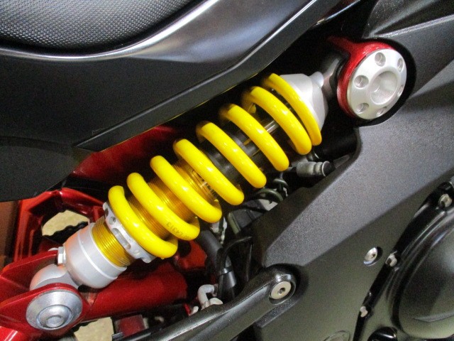 なんとサスはオーリンズに変更済み！！性能もすごいですが、定価も１０７８００円とやばい価格ですよ！！